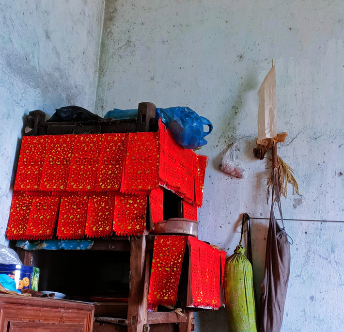 Bàn thờ tổ tiên của người Dao Thanh Phán như một ngôi nhà nhỏ đặt bên phải sát mép tường trong gian giữa ngôi nhà của trưởng họ, bưng kín 3 mặt, mặt còn lại để đặt đồ cúng và thắp hương. Khi có những việc đại sự, người Dao Thanh Phán cúng tổ tiên 9 đời, còn hàng ngày thì chỉ cúng 3 đời.