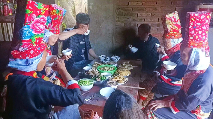 Theo bí thư chi bộ, trưởng thôn Ngàn Vàng Chíu Vằn Sình, dân tộc Dao quan niệm rằng, mình đã mời tổ tiên xuống giúp bảo vệ nhà cửa, mùa màng trong một năm (thực hiện ở nghi lễ đầu năm mới), thì đến cuối năm phải có lễ tạ ơn. Sau khi tổ chức được buổi ăn Tết chung tại nhà tổ thì các gia đình mới được về chuẩn bị đón Tết ở nhà riêng của mình”. Mâm cỗ cúng của đồng bào dân tộc Dao rất đơn giản, là những nông sản bình dị mà nhà nuôi, trồng được như gà, thịt lợn, bánh dày, bánh chưng, rau xào, cơm...