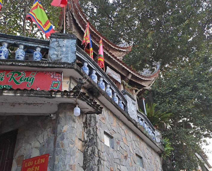 Đền Cô Chín Suối Rồng (hay còn gọi là đền Long Sơn) tọa lạc dưới chân núi Ngọc, đường Suối Rồng, phường Ngọc Xuyên, quận Đồ Sơn, thành phố Hải Phòng.