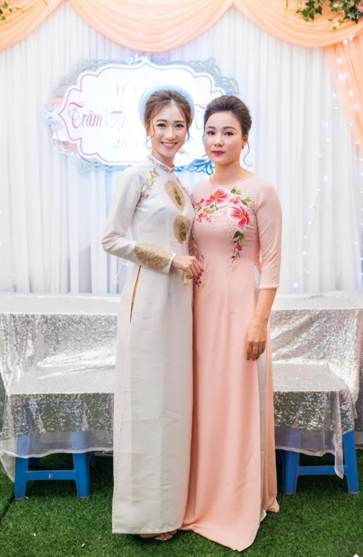 Không chỉ nổi tiếng với gương mặt mộc xinh xắn từ thời nữ sinh, Trâm Anh còn được biết đến nhiều hơn từ khi kết hôn với JustaTee. Trong đám cưới của cặp đôi, nhan sắc mẹ vợ lại trở thành tâm điểm chú ý. Trâm Anh cũng được nhận xét thừa hưởng được nhiều nét đẹp của mẹ như mũi, miệng.