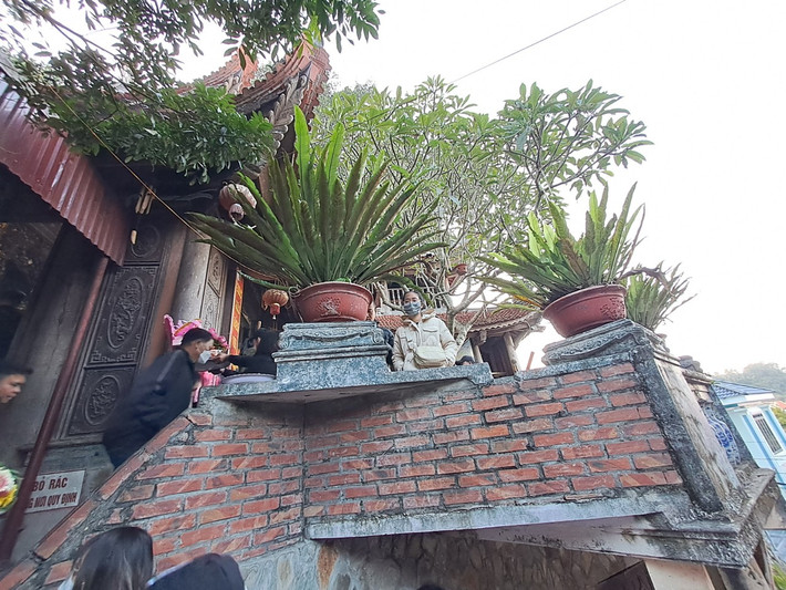 Hai câu đối có nội dung: "Mẫu ngự Long Sơn linh thiêng cổ Đế tuyền tự tại độ muôn dân" Tạm dịch là: Mẹ ở núi rồng linh thiêng nghìn năm nay Vua đến nơi này giúp muôn dân