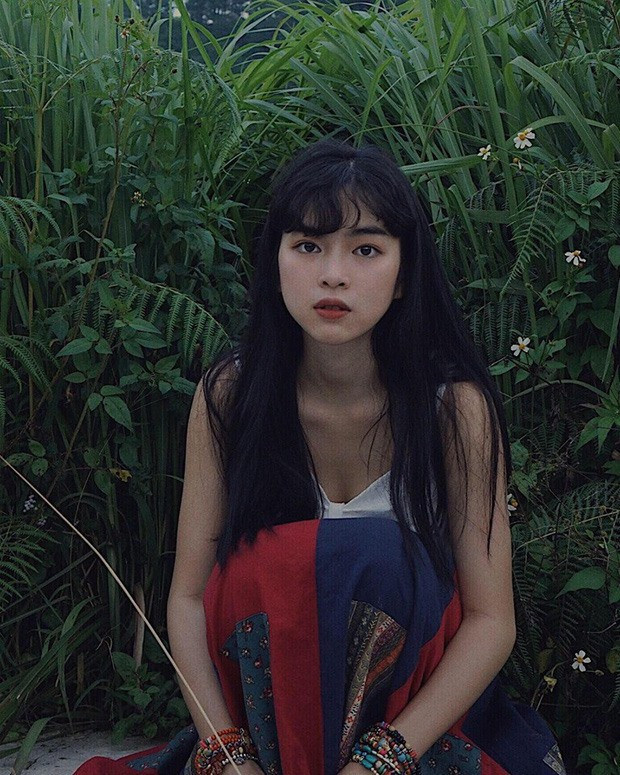 Thi thoảng trong những shoot hình khoe dáng, Khánh Vân để lộ thân hình vòng nào ra vòng nấy cũng quyến rũ không kém nhiều mỹ nhân khác.