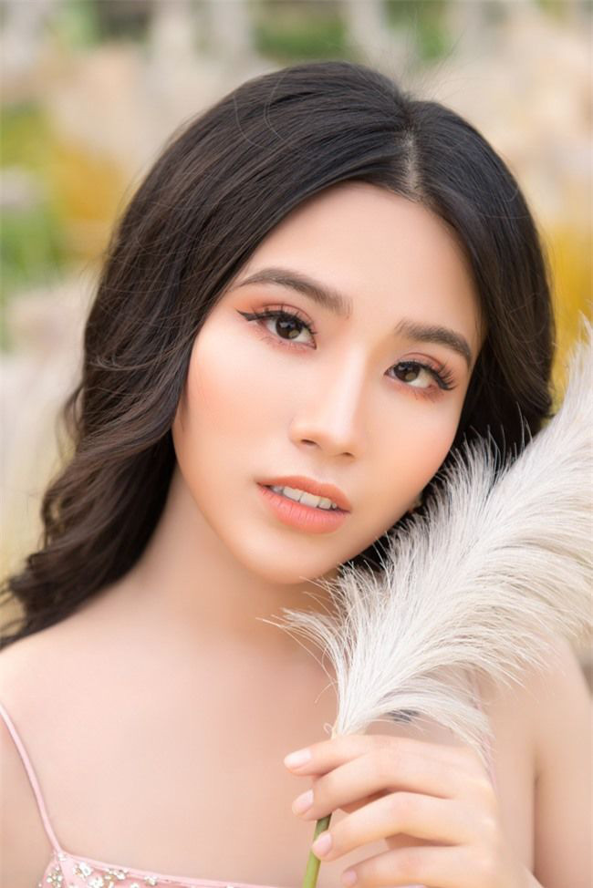 Thậm chí sau khi bị cộng đồng mạng chỉ trích, cô còn lên tiếng phản biện: "Chỉ người tâm linh mới hiểu" khiến nhiều người ngao ngán.