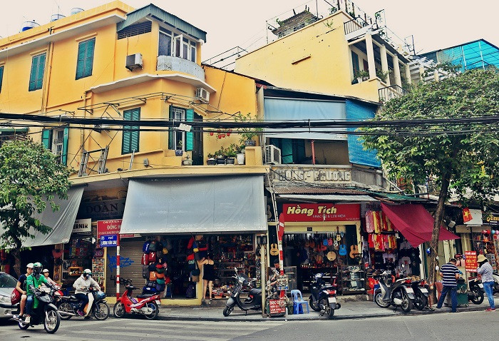 Vào dịp Tết dương lịch 2021 này ngay trong nội thành Hà Nội có không ít địa điểm vui chơi hợp lý dành cho các bạn trẻ, điển hình là ngay khu phố cổ Hà Nội. Ngoài lối kiến trúc độc đáo, phố cổ Hà Nội còn hút khách du lịch bởi tinh hoa ẩm thực truyền thống rất đa dạng và phong phú.
