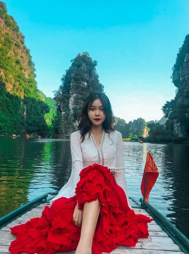 Ngoài thời gian học tập trên lớp, Diệu Linh cũng thường xuyên tham gia các hoạt động cộng đồng như hiến máu tình nguyện hay văn nghệ quần chúng.