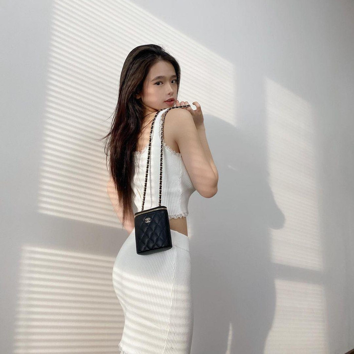 Từ khi Nam tiến, Linh Ka có cuộc sống sang chảnh. Cô nàng thường xuyên khoe hình trong những chuyến du lịch ra biển với trang phục táo bạo.