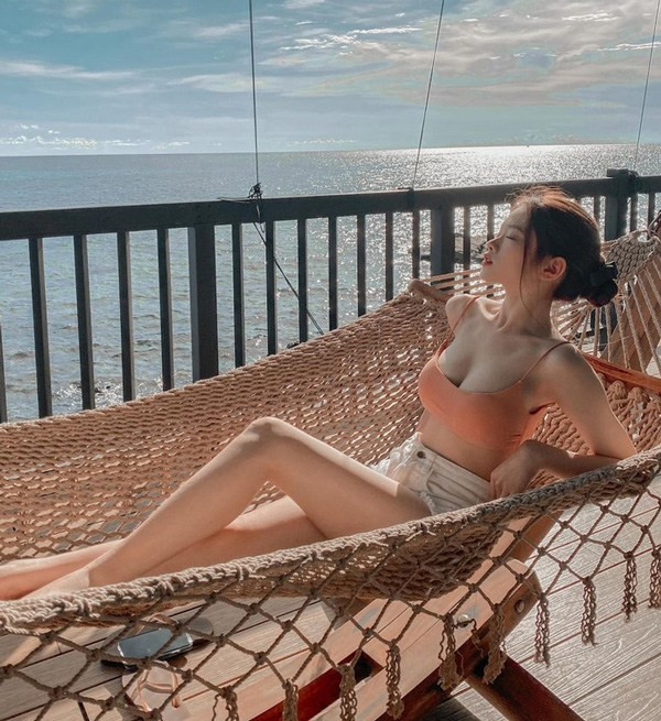 Linh Ka sở hữu gu ăn mặc táo bạo, khéo léo khoe đường cong cơ thể nhưng vẫn khá trẻ trung, phù hợp.