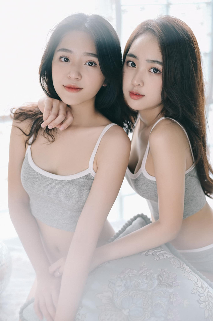 Mặc dù cách nhau tới 9 tuổi nhưng 2 chị em có nhiều nét tương đồng khiến nhiều người nhầm tưởng họ là song sinh. Được biết cô chị là Lê Phương Anh sinh năm 1997, còn cô em Lê Phương Uyên sinh năm 2006.
