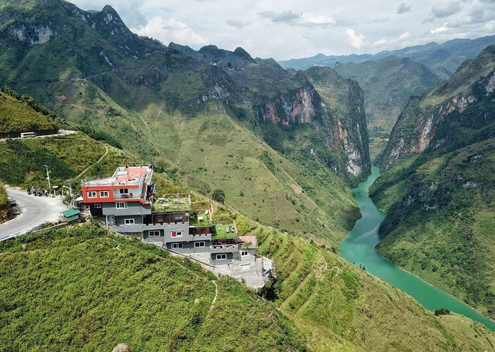 Khách sạn trên đèo Mã Pí Lèng, huyện Mèo Vạc, tỉnh Hà Giang là địa điểm quen thuộc đã từng gây tranh cãi trên mạng xã hội cách đây hơn 1 năm. Ảnh: Zing