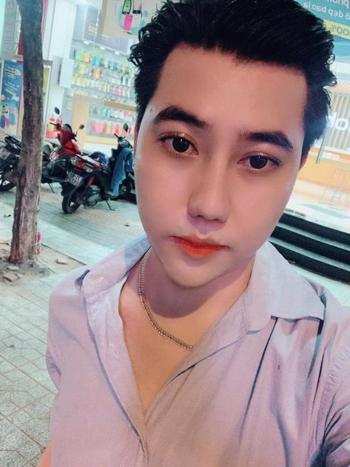 Gần đây, TikToker Huỳnh Đạt là cái tên đã "làm mưa làm gió" trên mạng xã hội. Không chỉ phát ngôn gây sốc, hành động khịt mũi, xịt nước hoa của anh chàng cũng đã khiến nhiều người cảm thấy khó chịu. Ảnh: Facebook nhân vật