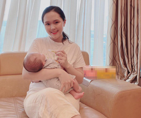 Dạo gần đây Quỳnh Anh khiến cư dân mạng khá bất ngờ khi xuất hiện với diện mạo xinh đẹp, thon gọn và đặc biệt là làn da trắng mịn.