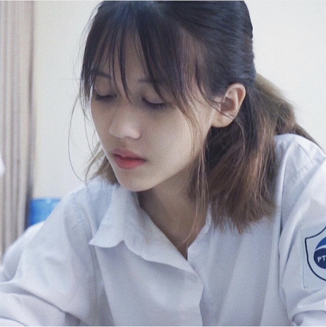 Những bộ trang phục thường thấy ở Hậu Hoàng chủ yếu là áo thun, quần jean hay quần sọt ngang gối cá tính và có phần trẻ con.