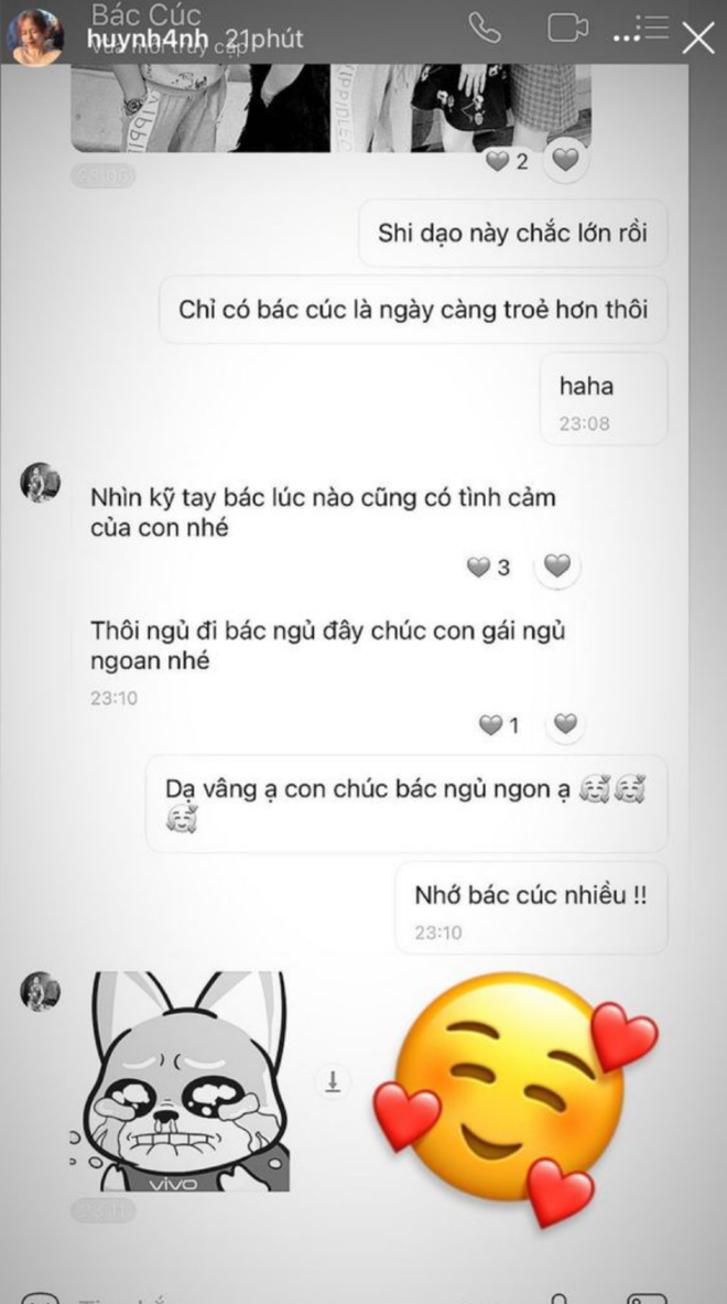 Có thể thấy dù đã đường ai nấy đi, Huỳnh Anh vẫn giữ được mối quan hệ rất tốt với mẹ của Quang Hải. Đặc biệt là chi tiết mẹ Quang Hải khoe trên tay mình lúc nào cũng có "tình cảm" của con ý nhắc đến món quà mà Huỳnh Anh tặng. Ảnh: Chụp màn hình