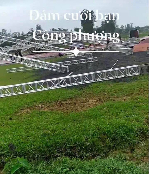 Đây chính là sân bóng xóm 4 - nơi gợi lại nhiều kỷ niệm thời ấu thơ của Công Phượng. Nơi đây chính là địa điểm tiền đạo sinh năm 1995 có những trận bóng với các bạn cùng làng, cùng xã.