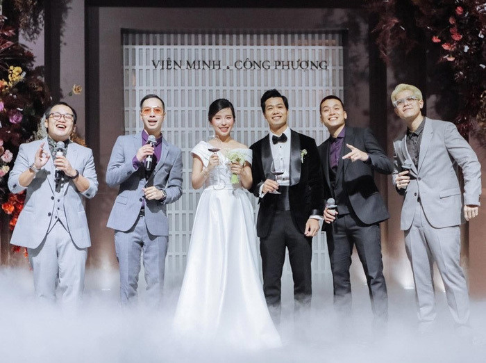 Trước đó, bố Công Phượng cũng có chia sẻ về nơi tổ chức đám cưới của con trai, đó là tại sân bóng của xóm chứ không làm ở nhà hàng. "Bố mẹ cầu chúc con hạnh phúc trọn đời, thỉnh thoảng về quê thăm, gọi điện cho bố mẹ là vui rồi" - bố chàng tiền đạo gửi lời đến con trai mình.