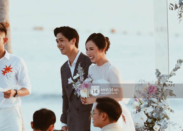 Theo đó, đám cưới sẽ mang đậm phong các dân dã, được tổ chức vào lúc 10h30p ngày 3/12 tại sân bóng xóm 4 - nơi chất chứa bao kỷ niệm thời ấu thơ của nam cầu thủ. Ảnh: Kênh 14