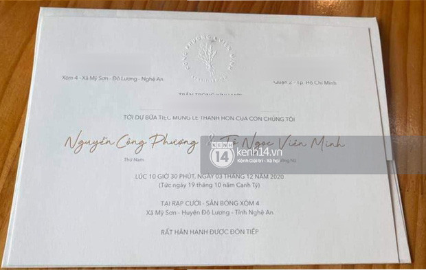 Ngoài địa điểm tổ chức đám cưới, thiệp mời cưới của Công Phượng - Viên Minh cũng gây chú ý bởi phong cách vô cùng đơn giản, không cầu kỳ với tông màu trắng chủ đạo. Ảnh: Kênh 14