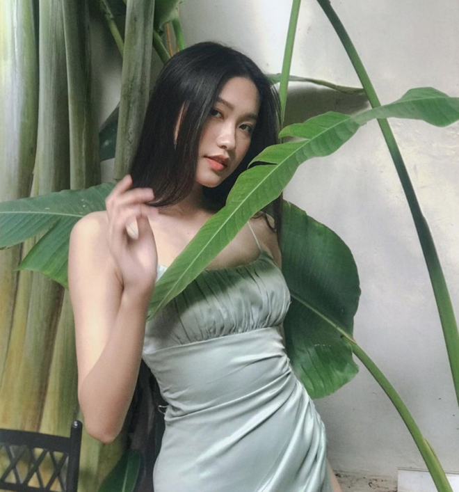 Hải My đôi lúc cũng khoe nét quyến rũ e ấp bằng những chiếc đầm hai dây bó sát.