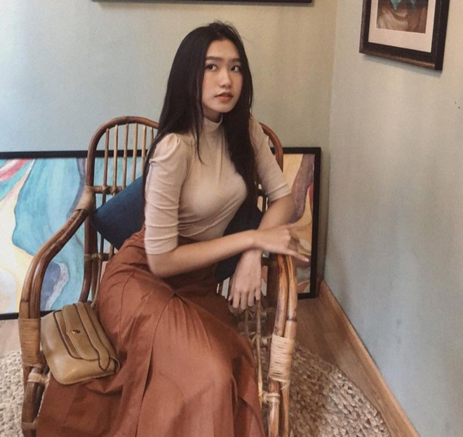Ở ngoài đời, "bạn gái tin đồn" Văn Hậu gây chú ý vì có gu ăn mặc đẹp mắt, luôn tỏa sáng trong các hoạt động và cả trên sân khấu.