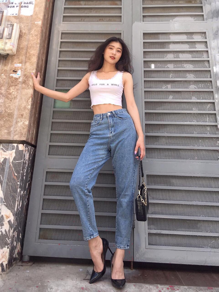 Được biết Phương Chinh đang thử sức với cuộc thi Miss Hutech 2021. Phương Chinh lọt top 40 và đang cố gắng khẳng định bản thân nhiều hơn để tiến sâu vào vòng trong.