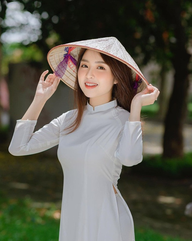 Cô nàng ngay cả khi diện áo dài vẫn rất cuốn hút.