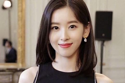 Nhờ vẻ xinh xắn, trong sáng mà cô nàng sinh năm 1993 đã được cư dân mạng đặt cho biệt danh "hot girl trà sữa". Sau thời gian đó, tên tuổi của Chương Trạch Thiên được yêu mến và trở thành hình mẫu lý tưởng của vô số nam thanh niên Trung Quốc.