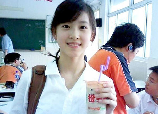 ''Hot girl trà sữa'' Trung Quốc Chương Trạch Thiên cũng đổi đời chỉ nhờ 1 bức ảnh do bạn chụp bởi quá xinh đẹp.