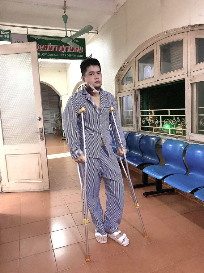 Tuy nhiên, khi tên tuổi của TikToker này đang được nhiều người biết đến thì anh phải nói lời chia tay chương trình từ tuần thứ 4 do phát hiện khối u mang tên u men xương hàm. Nếu để lâu hơn, có thể khối u sẽ ăn vào máu và có nguy cơ ung thư máu cao.