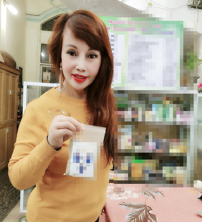 Thế nhưng khi đến hiện tại đã trôi qua gần nửa năm nhưng gương mặt của chị Sao vẫn lệch về một bên trong hình ảnh mới đây.