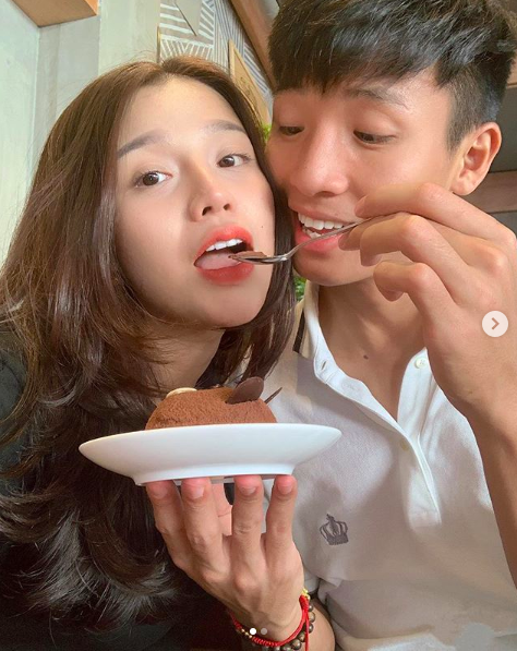 Trước đó, Bùi Tiến Dũng cầu hôn Khánh Linh bằng nhẫn kim cương sau khi vô địch cùng Viettel. Ảnh: Facebook nhân vật