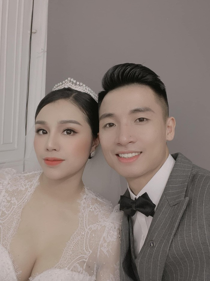 Trước đó, Bùi Tiến Dũng và vợ đã ''nhá hàng'' một số hình ảnh mặc váy cưới cực lung linh khiến người hâm mộ càng thêm mong ngóng hôn lễ của cặp trai tài, gái sắc này.