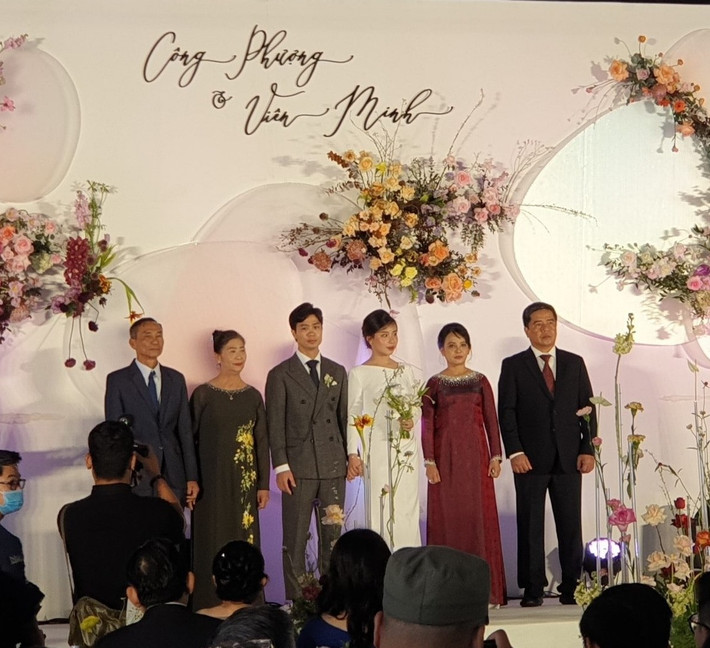 Cô dâu Viên Minh xinh đẹp trong bộ váy cưới đơn giản sánh vai cùng Công Phượng trong lễ cưới vào sáng nay.