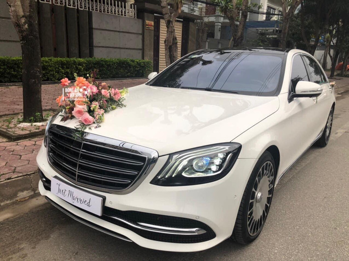 Chiếc xe của Công Phượng xuất hiện và lập tức thu hút sự chú ý của công chúng. Ảnh: Bóng đá & đời sống
