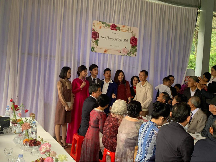 Sáng nay cô dâu Viên Minh diện áo dài màu hồng cánh sen, vấn tóc đơn giản, tay cầm nón lá theo phong tục cưới hỏi ở địa phương.Còn chú rể Công Phượng diện suit xám, vuốt tóc bảnh bao. Khoảnh khắc cả hai nắm chặt tay nhau, cúi chào bà con nhận được nhiều lời khen ngợi, chúc mừng.