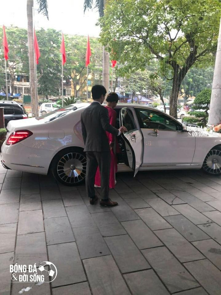 Dẫu đây là lần tổ chức thứ 3 nhưng đám cưới Công Phượng vẫn khiến dân tình choáng nhẹ khi chuẩn bị xe xịn, sang trọng để đưa đón cô dâu của mình. Ảnh: Bóng đá & đời sống