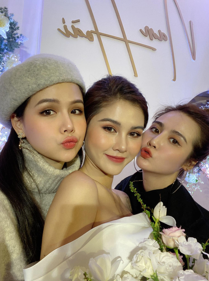 Là một trong những cô bạn thân nhất của cô dâu, hot girl, nữ diễn viên Phanh Lee đã không quên chụp chung với Thu Hoài nhân ngày trọng đại này. Ảnh: Phương Anh Lê