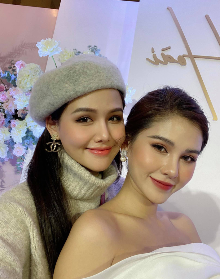 Nhan sắc của Thu Hoài và Phanh Lee nhanh chóng trở thành tâm điểm chú ý vì quá xinh đẹp, nếu không nhìn kĩ có lẽ nhiều người sẽ lầm tưởng họ là hai chị em sinh đôi. Ảnh: Phương Anh Lê