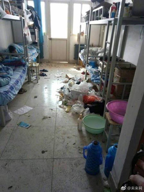 Bước vào căn phòng ký túc xá sinh viên người nhìn chắc sẽ vỡ mộng bởi cảnh tượng kinh hoàng này.