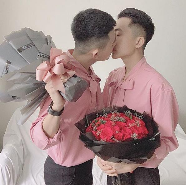 Cặp đôi đồng tính nam này là Phạm Hồng Sơn (SN 1996) và Nguyễn Hùng Anh (SN 1995). Hồng Sơn được biết đến là một người mẫu ảnh, diễn viên còn Hùng Anh là thiếu gia trong gia đình kinh doanh khách sạn lớn ở Biên Hòa.