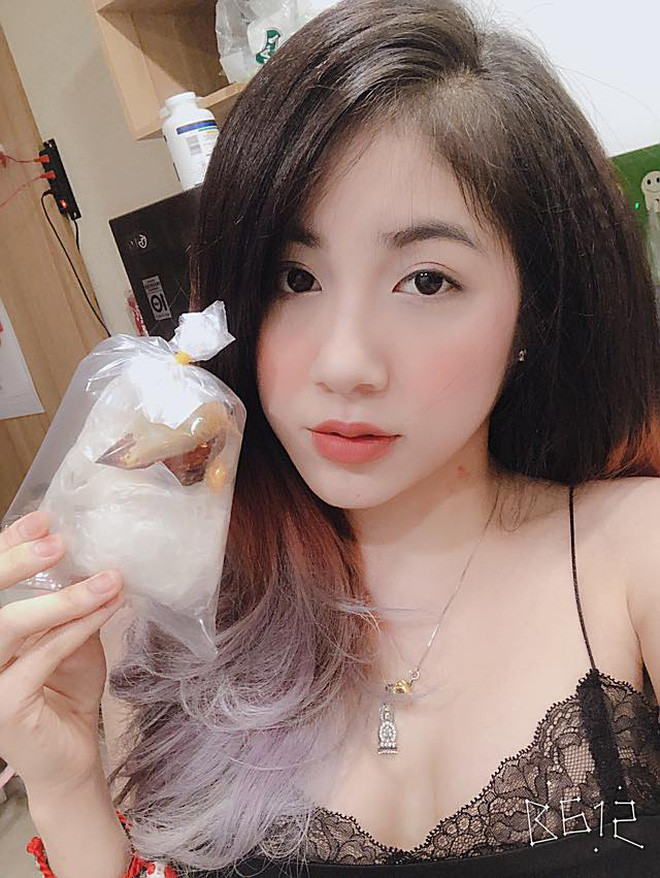 Bức ảnh cầm bịch bánh tráng trộn quá gợi cảm của cô nàng đã gây ấn tượng mạng với cư dân mạng, có lẽ cũng từ đây mà cô nàng có cái tên là ''hot girl bánh tráng''.