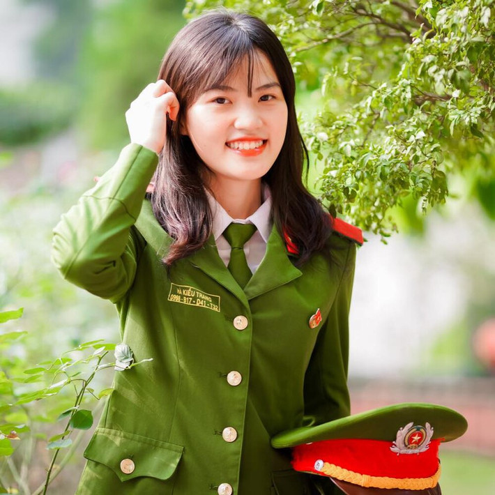 Hà Kiều Trang (SN 1997, Quê tỉnh Phú Thọ) từng nằm trong top thí sinh có điểm tuyển sinh đầu vào cao nhất chuyên ngành tiếng Trung Quốc của Học viện Cảnh sát nhân dân. Sau 4 năm, nữ Học viên lại được vinh danh là Thủ khoa đầu ra.