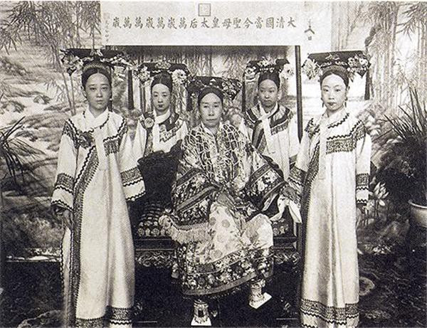 Có giai thoại kể lại rằng, Từ Hy thái hậu là người rất biết hưởng thụ, dĩ nhiên cuộc sống xa hoa của Từ Hy thái hậu là điều mà hậu thế không thể nào tưởng tượng được và hiếm có quý tộc nào có thể vượt qua.