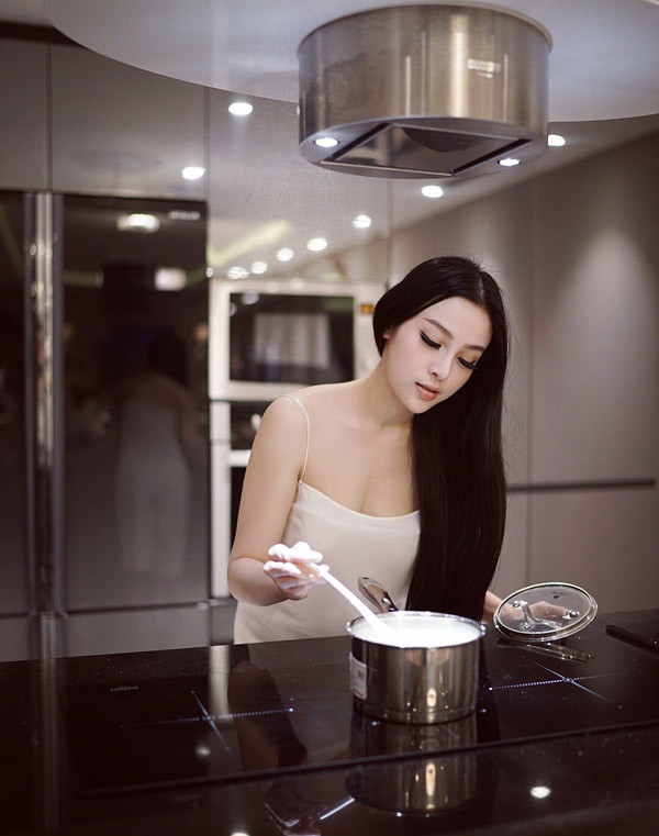 Khi đang nổi tiếng với danh xưng hot girl, đến năm 2013, sau khi lấy chồng đại gia, Huyền Baby rút lui khỏi làng giải trí để chuyển sang kinh doanh.