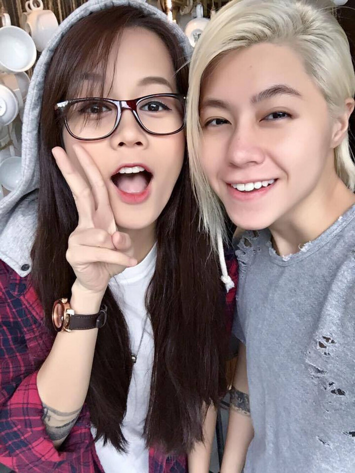 Chia sẻ của nữ Vlogger An Nguy nhanh chóng nhận được lượt bình luận "khủng" từ dân mạng. Nhiều fan tỏ rõ sự bất ngờ nhưng cũng không quên gửi lời chúc mừng đến cho cặp đôi.