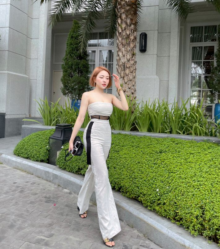 Vượt qua sóng gió, cuộc sống hiện tại của Trâm Anh đang dần ổn định. Cô cũng sở hữu nhan sắc và gu thời trang gợi cảm, ngày càng thăng hạng.