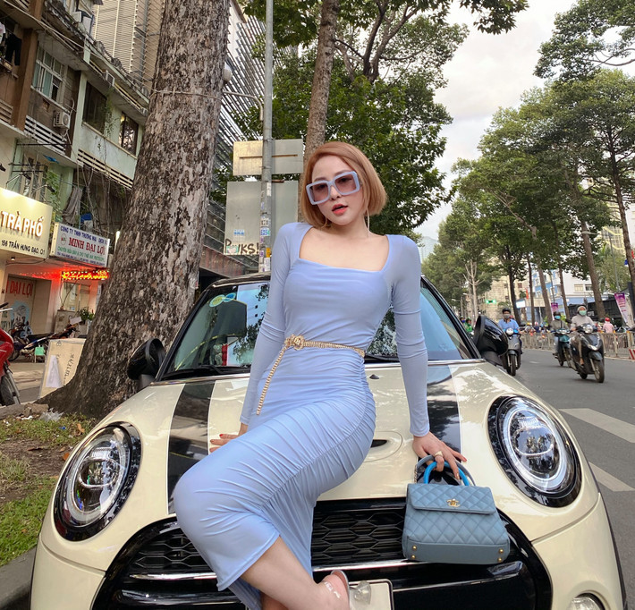 Sở hữu gương mặt ưa nhìn và vóc dáng khá chuẩn, Trâm Anh có thể "cân" được rất nhiều kiểu trang phục khác nhau.
