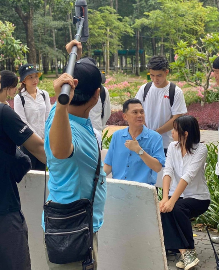 Trần Thanh Tâm xuất hiện mờ nhạt bên cạnh NSƯT Hữu Châu.