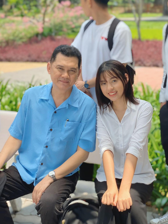 Ngoài Trần Đức Bo, hot girl "bắp cần bơ" Trần Thanh Tâm cũng từng gây tranh cãi khi chia sẻ việc đi đóng phim truyền hình Trói buộc yêu thương tham gia cùng diễn viên gạo cội như: NSND Kim Xuân, NSƯT Hữu Châu, Ngọc Lan...