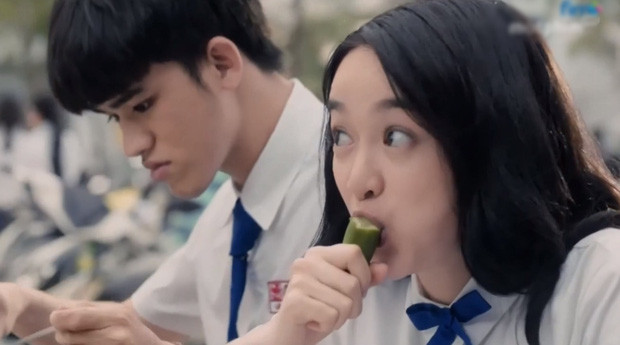 Trong phim, Trần Đức Bo sắm vai một người bạn cùng trường với Châu (Kaity Nguyễn). Không một câu thoại, chàng nam sinh chỉ khẽ cau có mặt rồi bỏ đi, kết thúc màn diễn xuất không thể mờ nhạt hơn của mình.