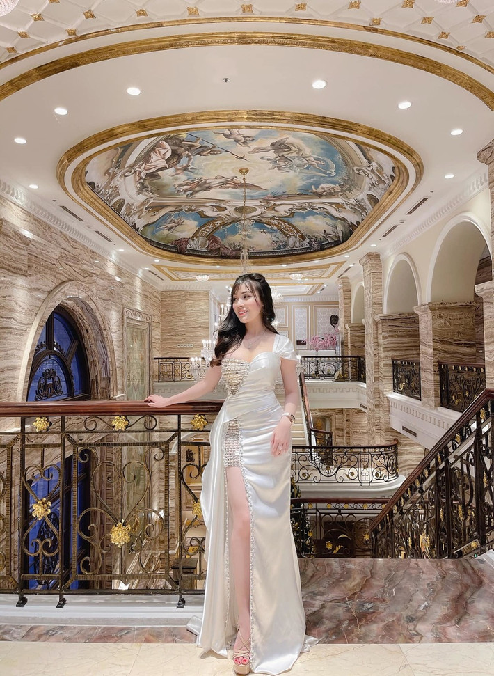 Mới đây, Âu Hà My hào hứng chia sẻ một vài hình ảnh mới về bản thân trên mạng xã hội. Trong ảnh, nữ giảng viên hot girl diện một chiếc đầm cúp ngực, thiết kế lệch vai bó sát với cơ thể và cắt xẻ sâu.